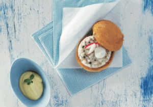 hamburger di Ricciola, Emulsione di Burrata, Aïoli Leggero e Ravanello Croccante