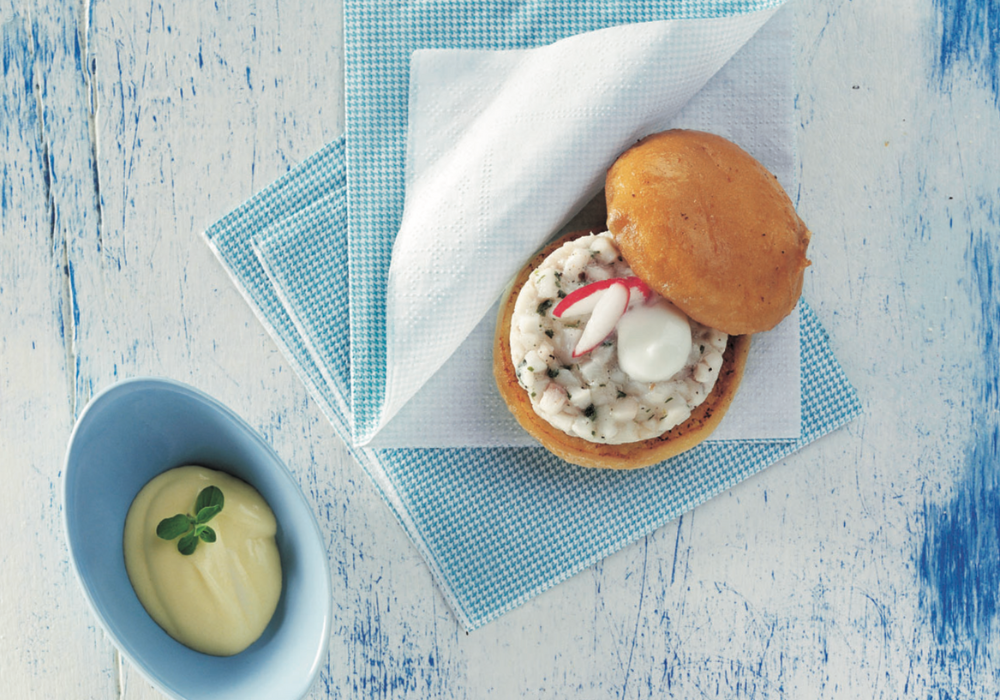 Hamburger di Ricciola, Emulsione di Burrata, Aïoli Leggero e Ravanello Croccante